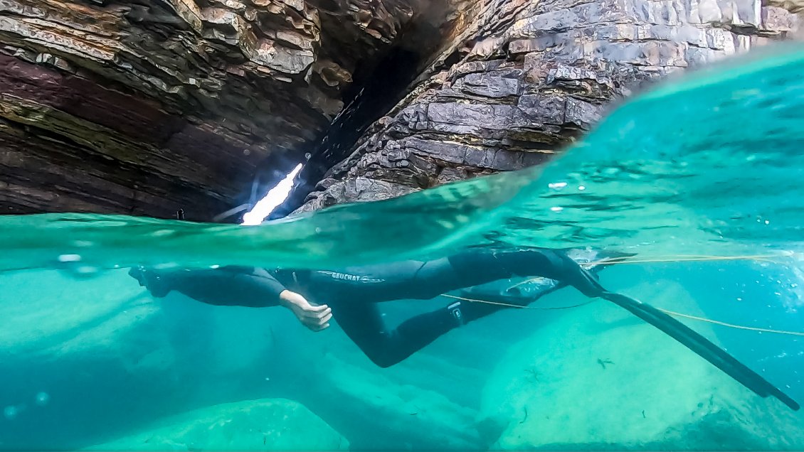 Exploration d'un dédale de grottes et de blocs sous-marins en tout genre.