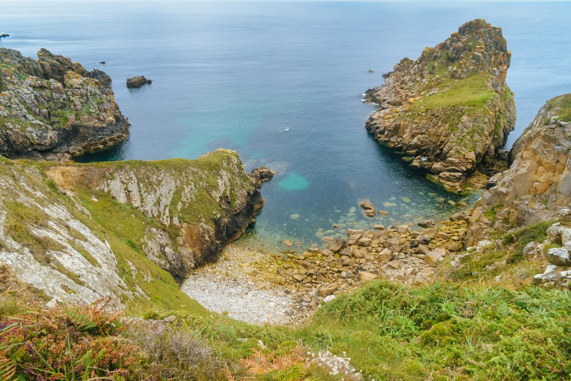 Entre deux grains ruisselant sur les bordures de nos capuches, apparaissent des éclaircies qui dévoilent à nos yeux les charmes du littoral armoricain.