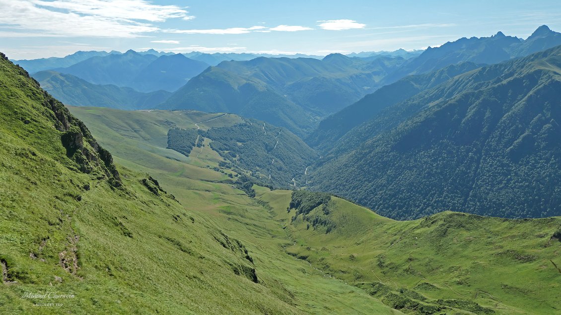 J27. Balcon au-dessus de la vallée du Lys, dans le secteur de Luchon. Vue vers l'est.