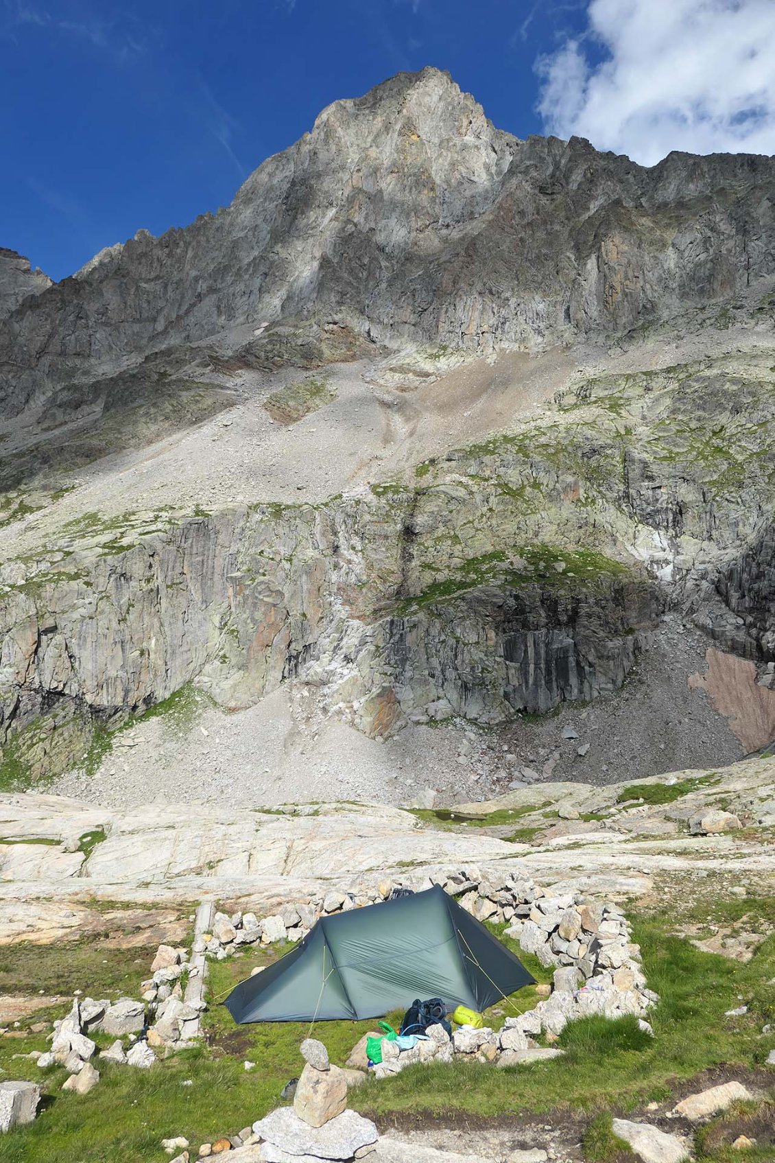 J27. Un des rares coins d'herbe à plat sous le lac du Portillon, à l'aplomb du Pic Lezat (3107 m)