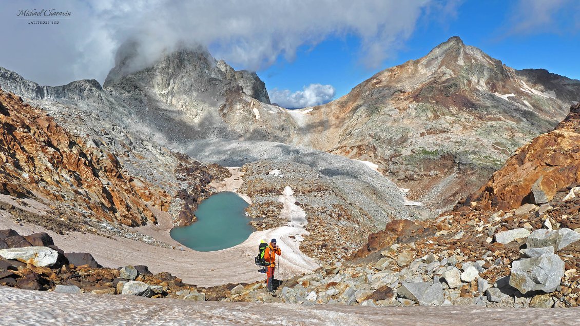 J28. Ancien cirque glaciaire au pied du col des Gourgs Blancs et du Pic du Port d'Oô.