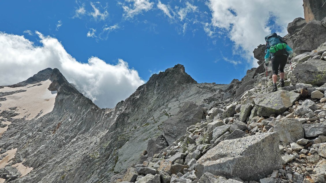 Côté français, des éboulis raides puis des amas de gros blocs permettent d'atteindre le Port d'Oô (2908 m).