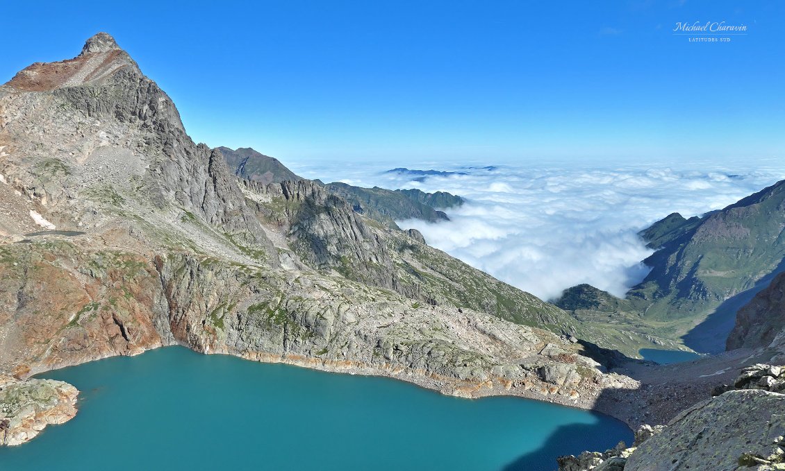 Le magnifique Lac Glacé et le Pic des Spijeoles (à gauche) dominent le cirque d'Espingo et , sous l'épaisse couche de nuage, le Val d'Astau.