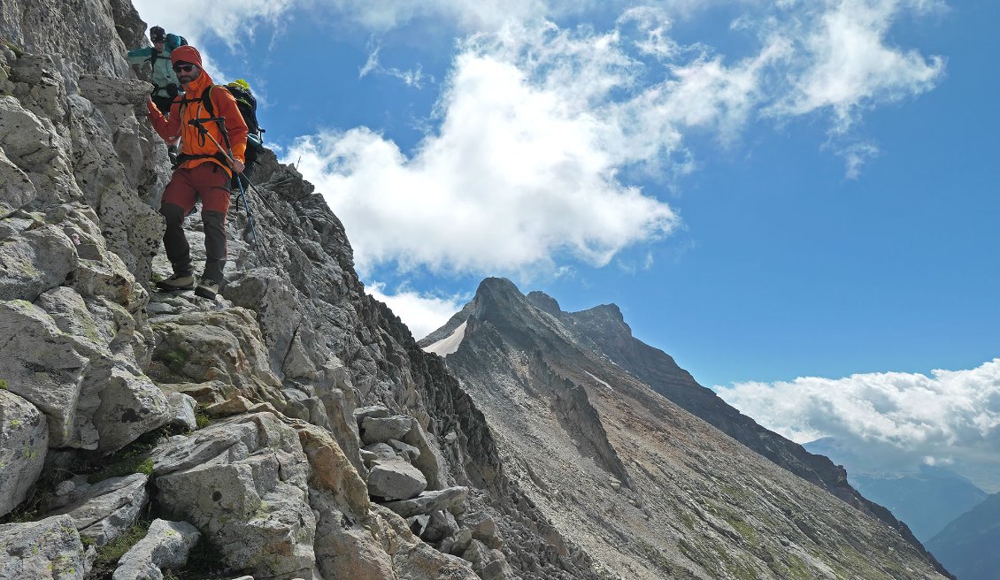 Côté espagnol, on en descend par une étroite et un peu « gazeuse » vire rocheuse.