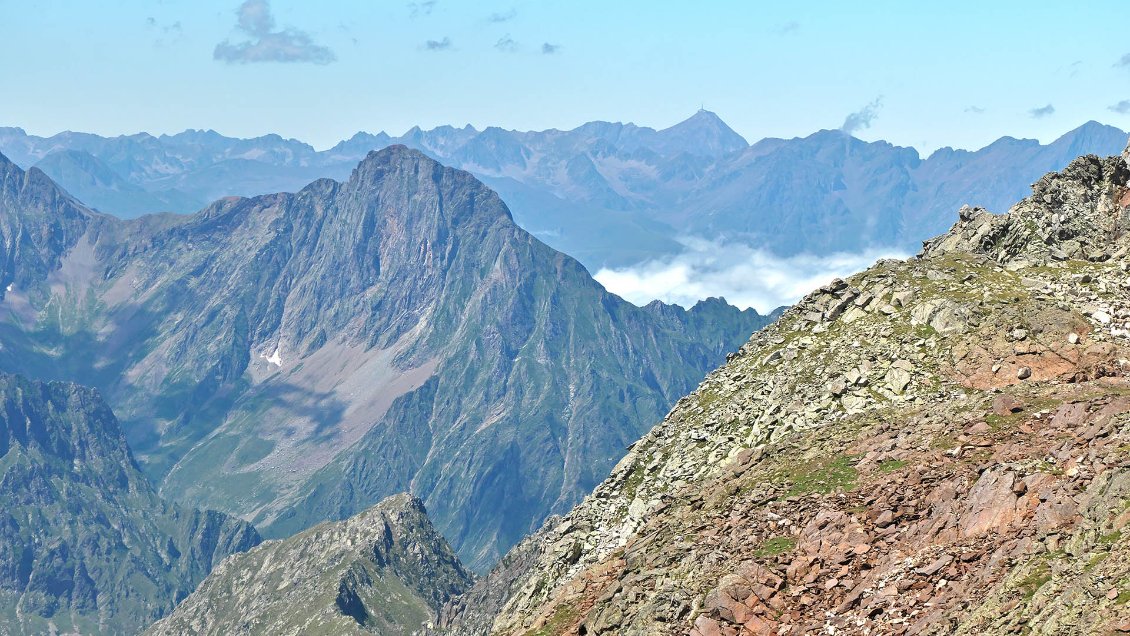 Au dernier plan, le Pic du Midi de Bigorre (avec son antenne).