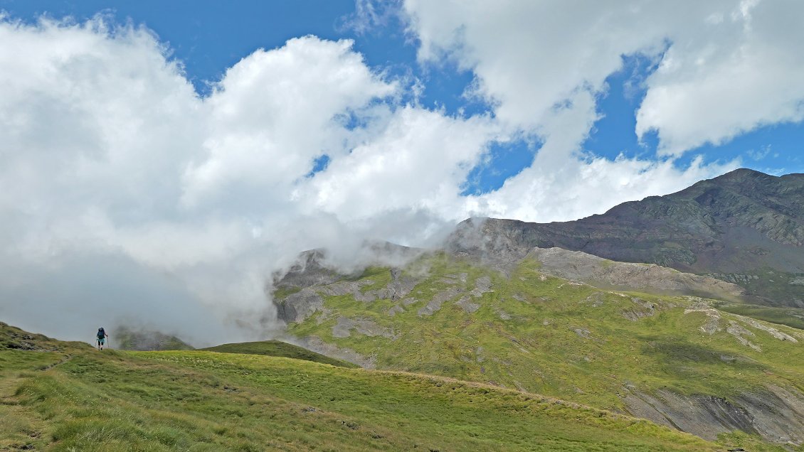 J29. Audrey et Tony ont choisi de poursuivre par le bas, Sylvie et moi prenons l'option haute, par le Passo de la Gatera, puis par la crête frontalière. Ici, sous le Port de Madèra, vallée de Chistau, Espagne.