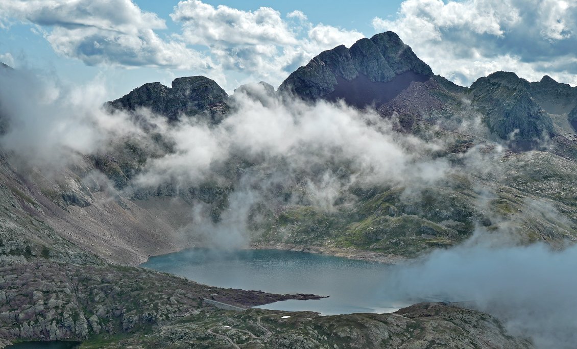 Lac de Urdiceto dominé par la Punta Fulsa (Espagne)