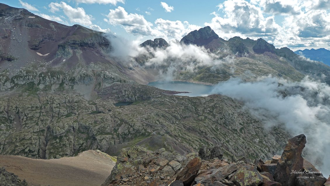 Nous parcourons le dernier kilomètre de crêtes jusqu'au Pic d'Ourdissétou dans un brouillard dense. Mais au sommet, une brève éclaircie nous permet d'apercevoir le lac de Urdiceto où nous devons retrouver nos compagnons.