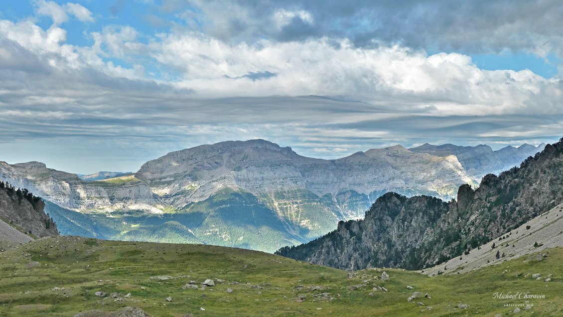 Vue sur les crêtes de Montinier qui dominent la vallée de Pineta et que nous parcourrons le lendemain.