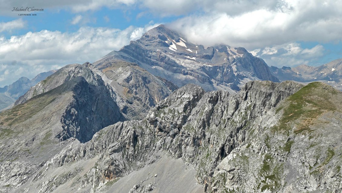 Au premier plan, les crêtes de la Punta de la Monesma, puis de la Tres Marias. Au fond, les nuages accrochent le massif du Monte Perdido.