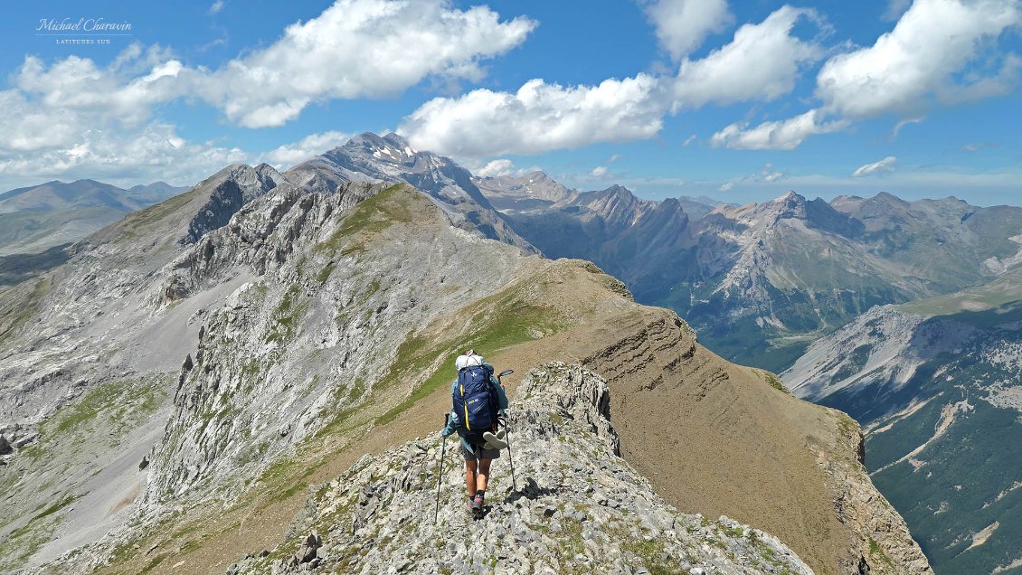 En approchant de la Punta de la Monesma, 1400 m au-dessus de la vallée de Pineta (à droite).