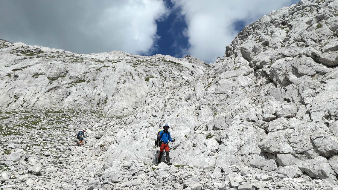 On cherche notre chemin dans les karsts raides sous la Monesma après avoir quitté les crêtes devenues trop alpines.