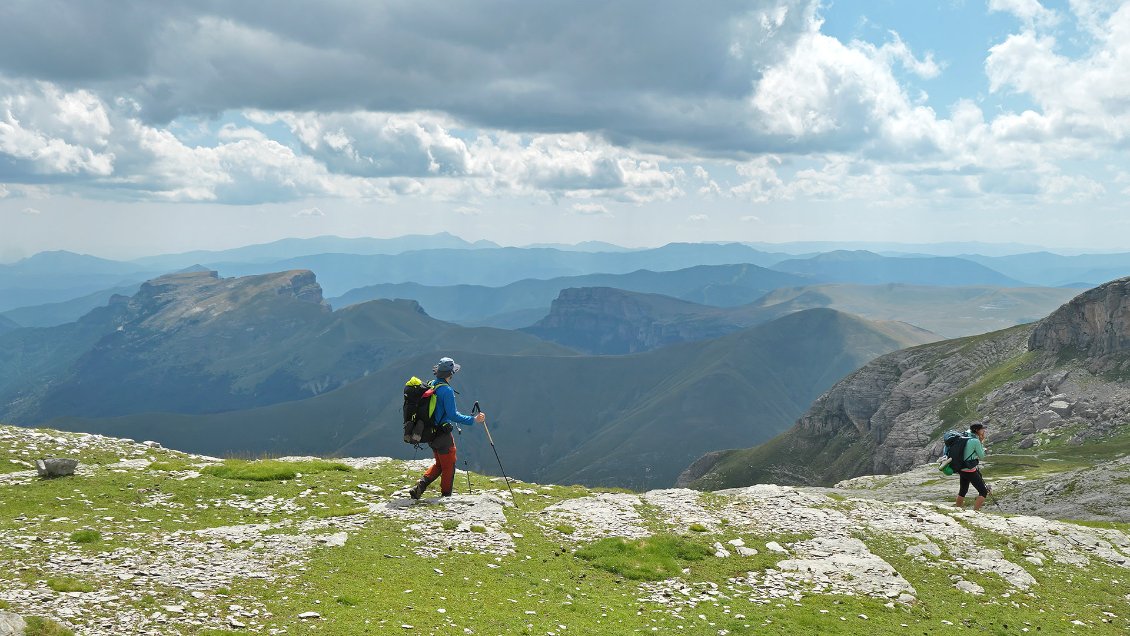 Au sud, vue vers les moyennes montagnes sèches du piémont espagnol.