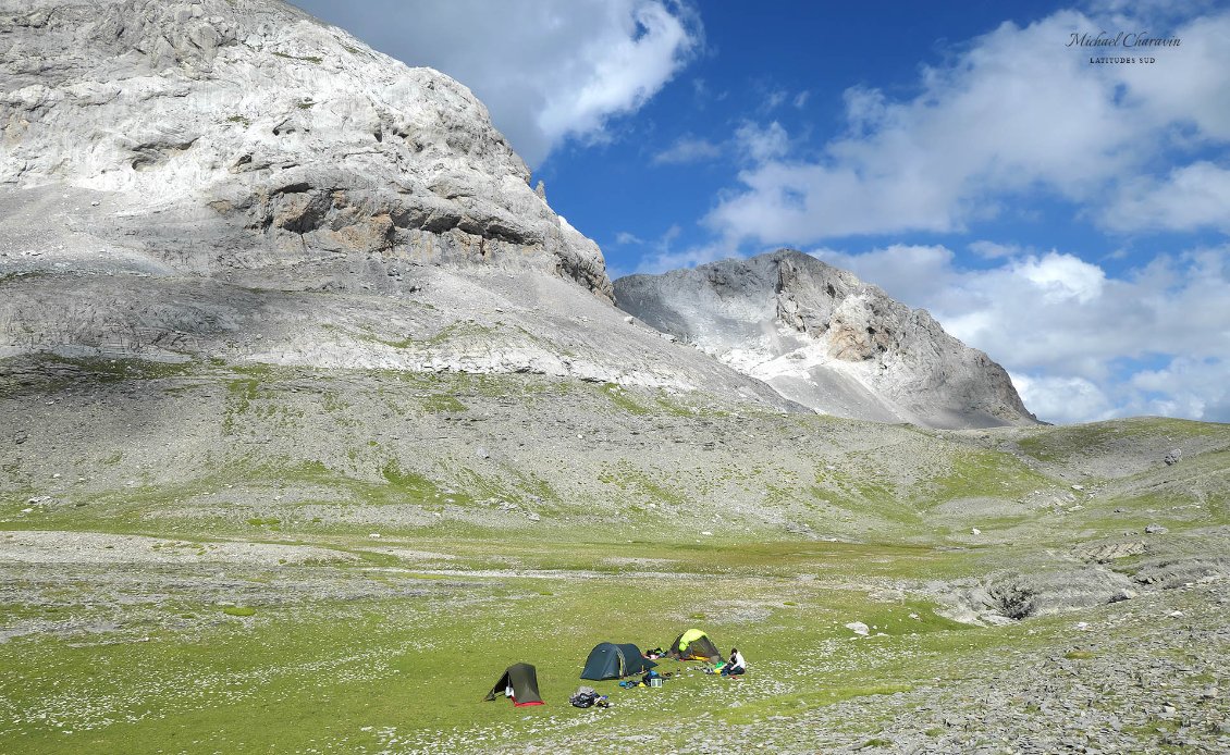 J31. Bivouac 3* sur un des replats herbeux de la Faixa Alta (dans ce massif, le relief « en escalier » se caractérise par de larges replats relativement verts, les Faixa)