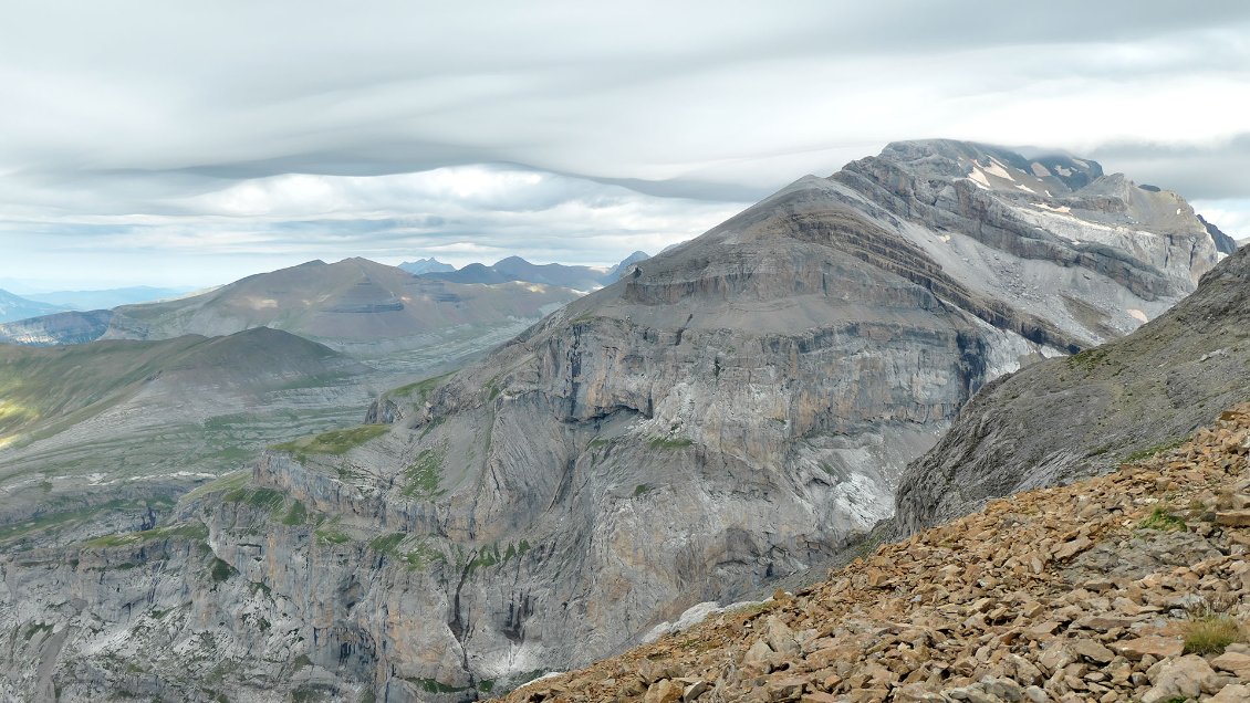 Ciel singulier ce matin au sud du Monte Perdido.