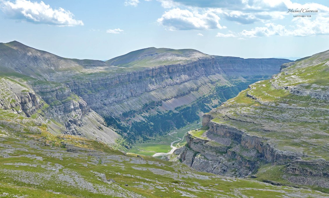 Le beau canyon en arc de cercle de la vallée de Goriz.