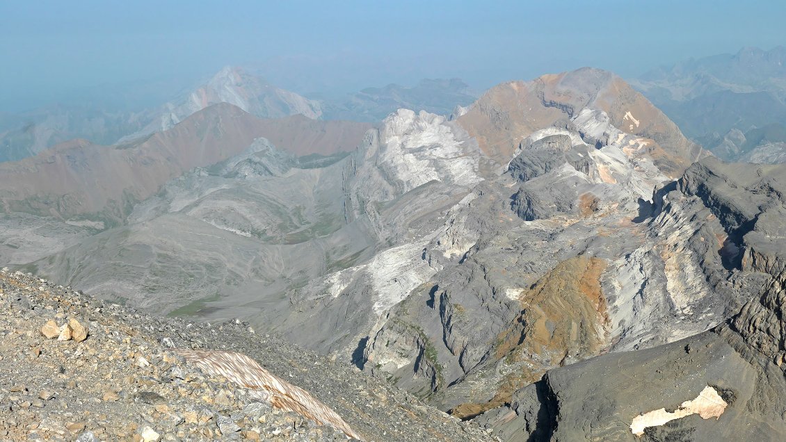 Depuis le sommet du Monte Perdido, vue vers l'ouest. a droite, le sommet orangé est le Taillon que nous allons gravir deux jours plus tard. Au fond à gauche, la crête Pena Cebollar / Pico Tendenera située entre les vallées d'Ordessa et de Tena.