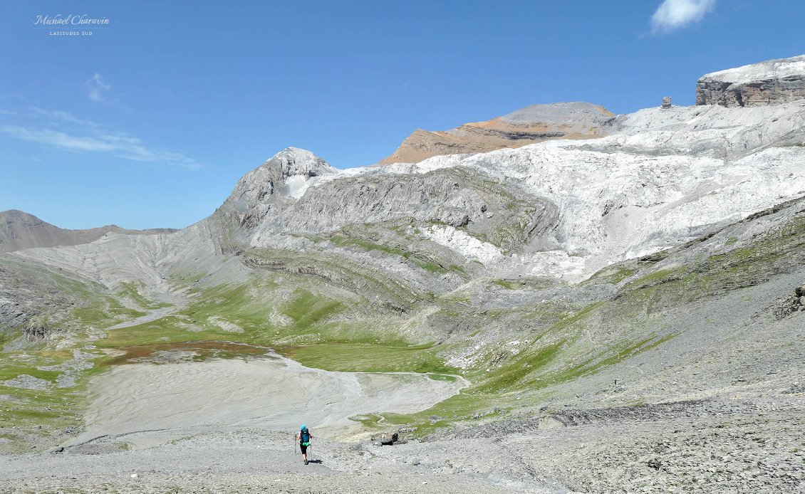 Versant ouest de la Collada Millares. A droite, sur la crête, le Doigt de la Fausse Brèche.