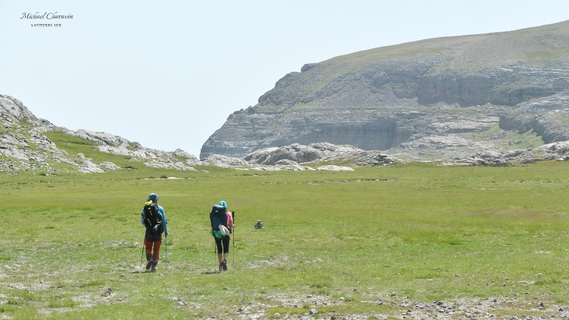 On vire plein sud à travers les reliefs en gradins de la Ribera de Mondarruego.