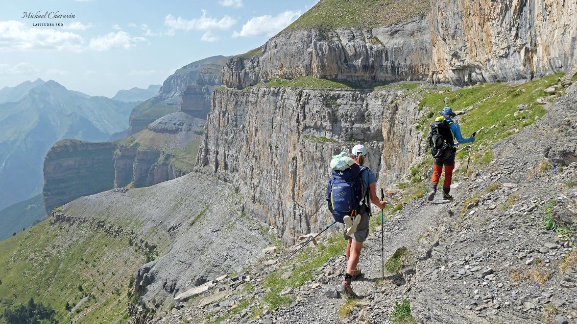 Incroyable cheminement au-dessus de la vallée d'Ordessa