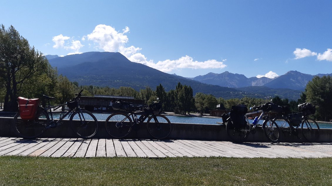 Contrejour vélocipédique au bord du plan d'eau d'Embrun