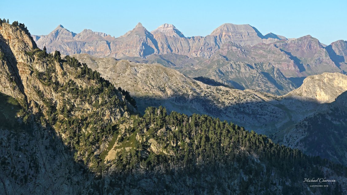 J38. Depuis l'entrée du vallon d'Arriel situé au pied du Balaïtous, vue vers la belle Sierra de Teiera au sud.