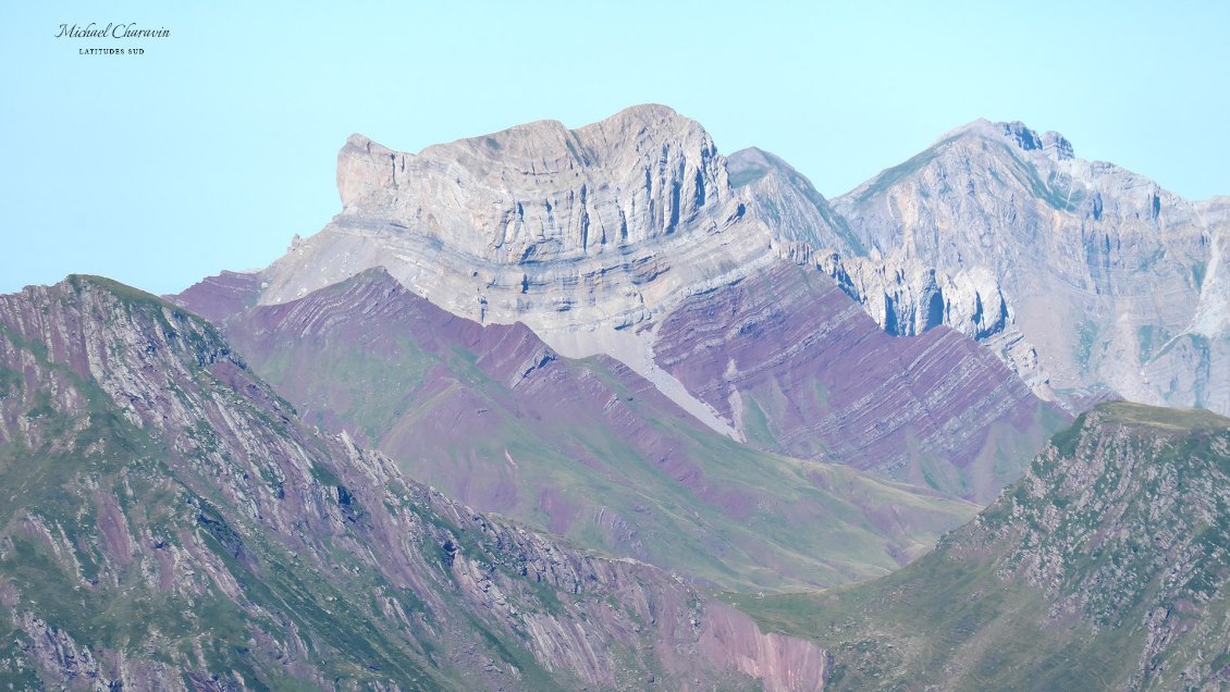 Zone de contact géologique entre les pélites et les calcaires au-delà de la frontière franco-espagnole, dans la haute vallée de Hecho.