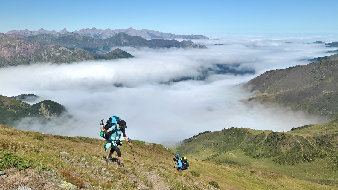 La vallée d'Aspe est sous les nuages. Au dernier plan, le masif Ansabère- Anie où nous passerons 3 jours plus tard.