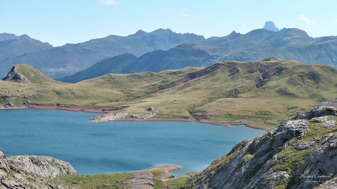 Au fond à droite, toujours l'Ossau.