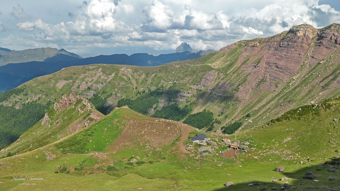 Cabane pastorale de Lapassa. Au fond, le Pic du Midi d'Ossau.