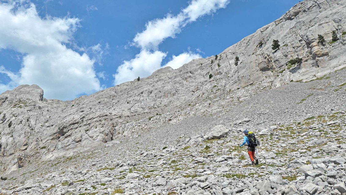Nous cherchons le passage qui permet de remonter dans la barre de la Sierra de Anelarra.