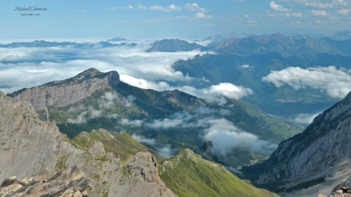Vue depuis le Pic d'Anie (dernier sommet en allant à l'ouest de plus de 2500 m) sur la vallée d'Aspe. L'ensemble du piémont nord pyrénéen est sous les nuages.