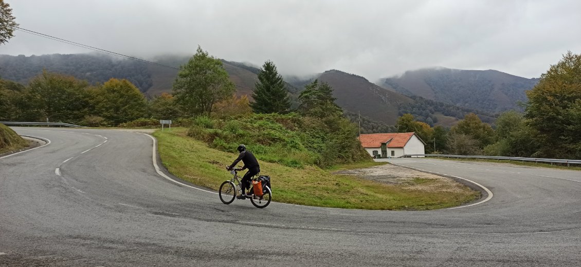 J1. Une côte régulière de 5-7% m'amène gentiment au col de Roncevaux à 1057m d'altitude.