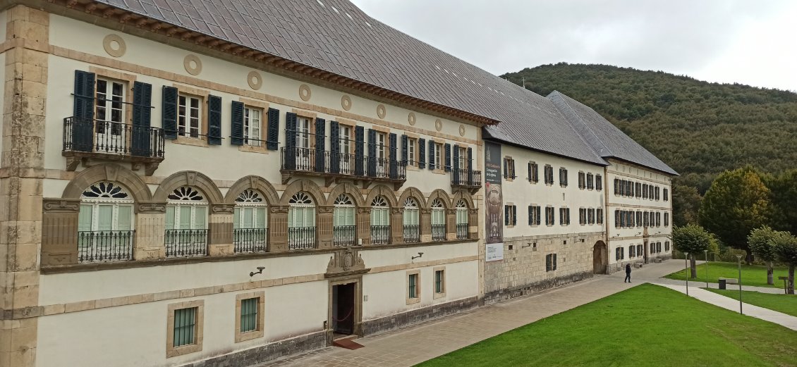 J1. Collégiale à Roncesvalles. L'armée de Charlemagne a essuyé une défaite ici en tombant dans un guet-apens au retour d'une expedition à Pampelune.