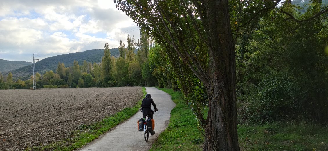 J2. Après un petit sentier cassant, je retrouve cette magnifique piste aménagée spécialement pour les cyclistes et les piétons. Elle serpentera pendant 8 km sur les berges de l'Argar permettant une entrée paisible dans Pampelune.