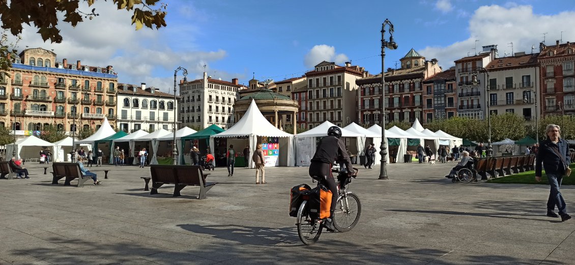 J2. La Plaza del Castillo où ont lieu les principaux événements de la ville.