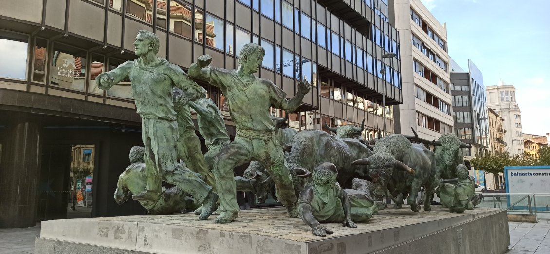 J2. Monumento al Encierro. Pampelune est reputée pour ses corridas. De nombreux volontaires se placent sur le parcours des taureaux qui se rendent dans l'arène aménagée sur une place du centre-ville. Pégase a eu beau dressé fièrement ses petites cornes, personne n'a couru devant lui.