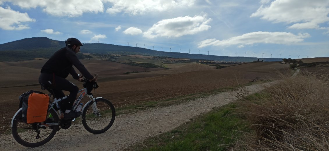 J2. En direction de l'Alto del Perdon, et sa crête surplombée d'une ferme d'éoliennes.