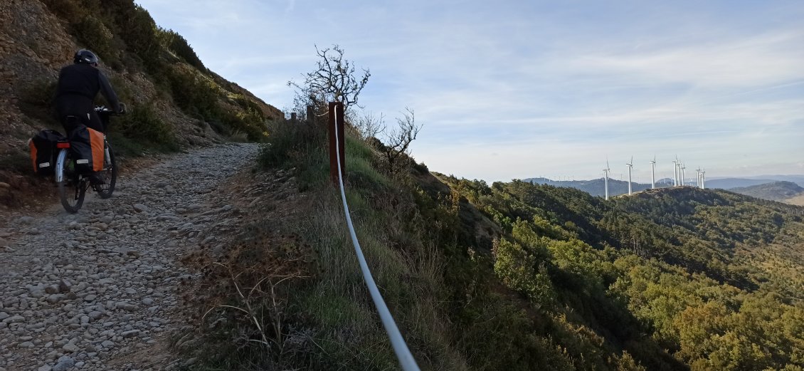 J2. Cette photo n'a rien d'extraordinaire, mais elle n'a pas été sans conséquence. Je suis tombé dans cette pente raide semée de cailloux polis par les passages des randonneurs. Résultats j'ai perdu ma télécommande que j'utilise pour les photos et gros mal de genou que j'ai heurté sur mon guidon.