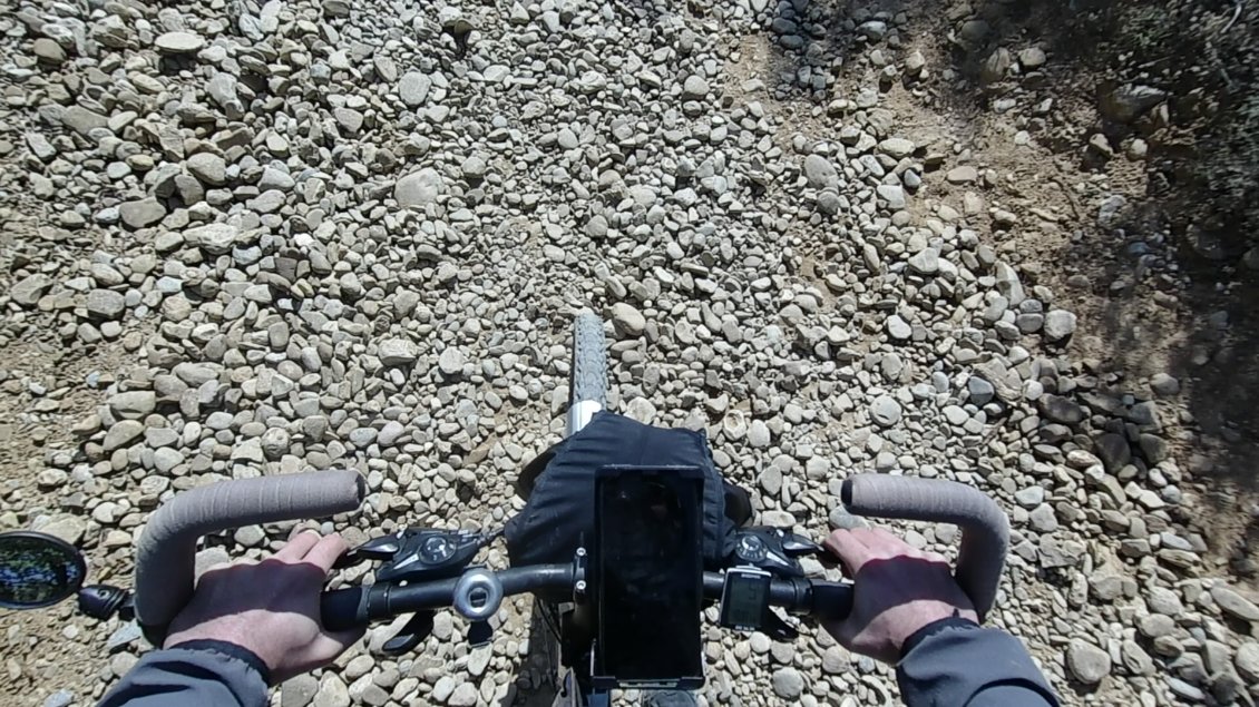 J2. Voilà ce que je vois la plupart du temps lorsque je roule concentré, comme dans cette longue descente raide. C'est sûr que ça envoie moins de rêve que les jolis paysages de Navarre 🙂 L'attention est de mise car je n'ai pas l'habitude de pratiquer les chemins VTT, ce qui avec les sacoches arrières ne facilitent pas les choses