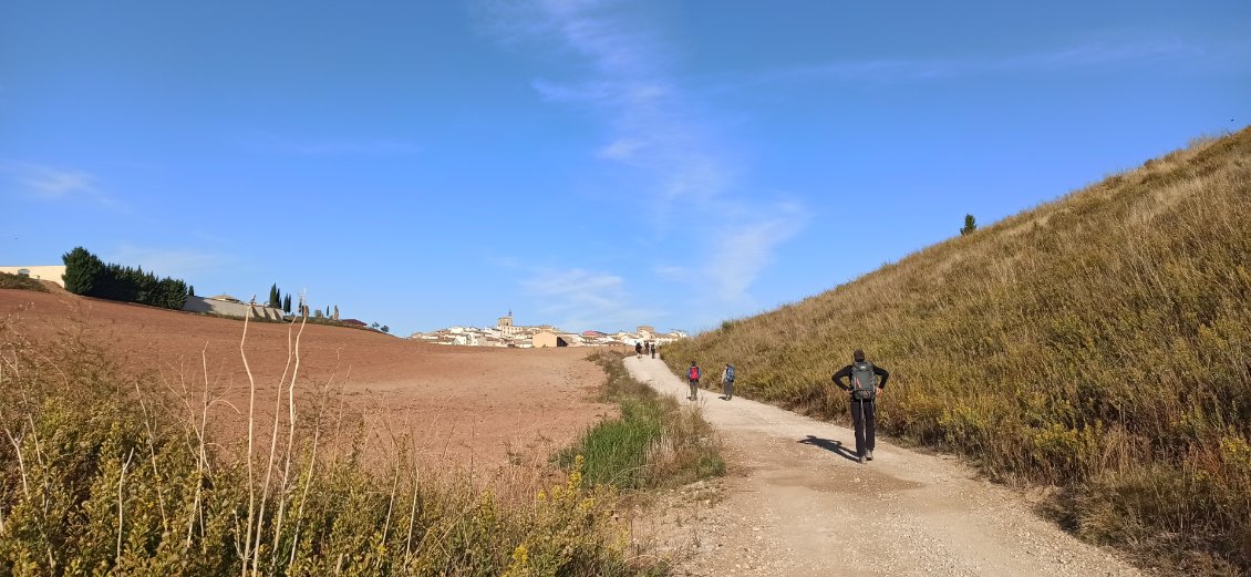 J3. A l'approche de Cirauqui l'influence est record. Peut-être un avant goût des 100-200 derniers kilomètres avant Saint-Jacques-de-Compostelle réputés pour être particulièrement fréquentés.