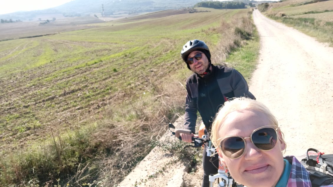 J3. Rencontre de Austra avec qui j'ai sympathisée la veille. Elle a le pas léger et l'allure de l'éclair avec une cinquantaine de kilomètres quotidien (à pied) pour son 6ème Saint-Jacques-de-Compostelle !