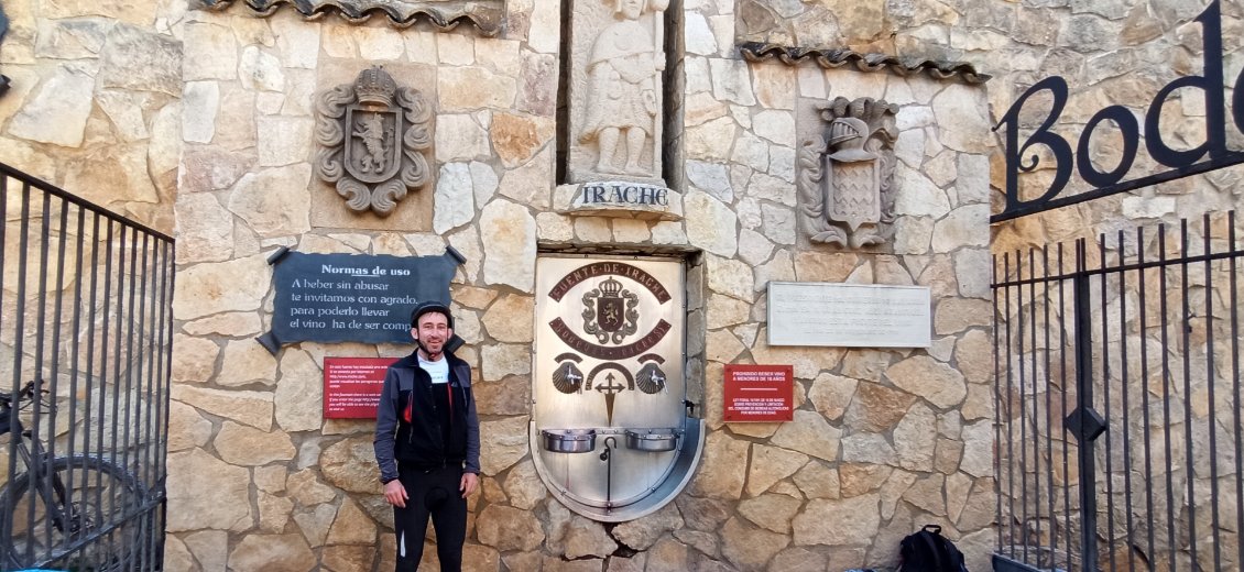 J3. La fontaine de Irache. Un robinet délivre de l'eau et l'autre du vin de qualité très moyenne, mais gratuit.