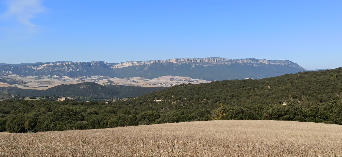 J3. Paysage assez typique de mon nouvel environnement. Les Pyrénées commencent à se faire loin, mais il y a toujours suffisamment de relief pour faire chauffer les cuisses dans les nombreuses montées.