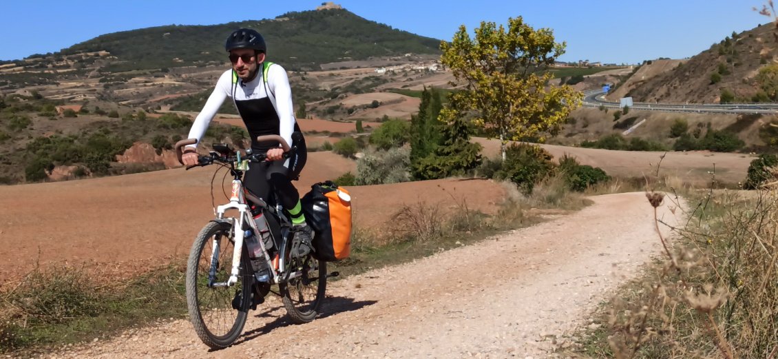 J3. Le chemin longe régulièrement l'autoroute que l'on aperçoit en arrière plan.