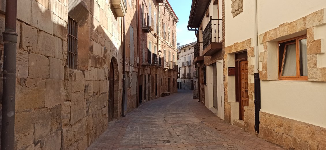 J3. Ruelle à Los Arcos, cité médiévale. Son étroitesse apporte ombre et fraicheur.