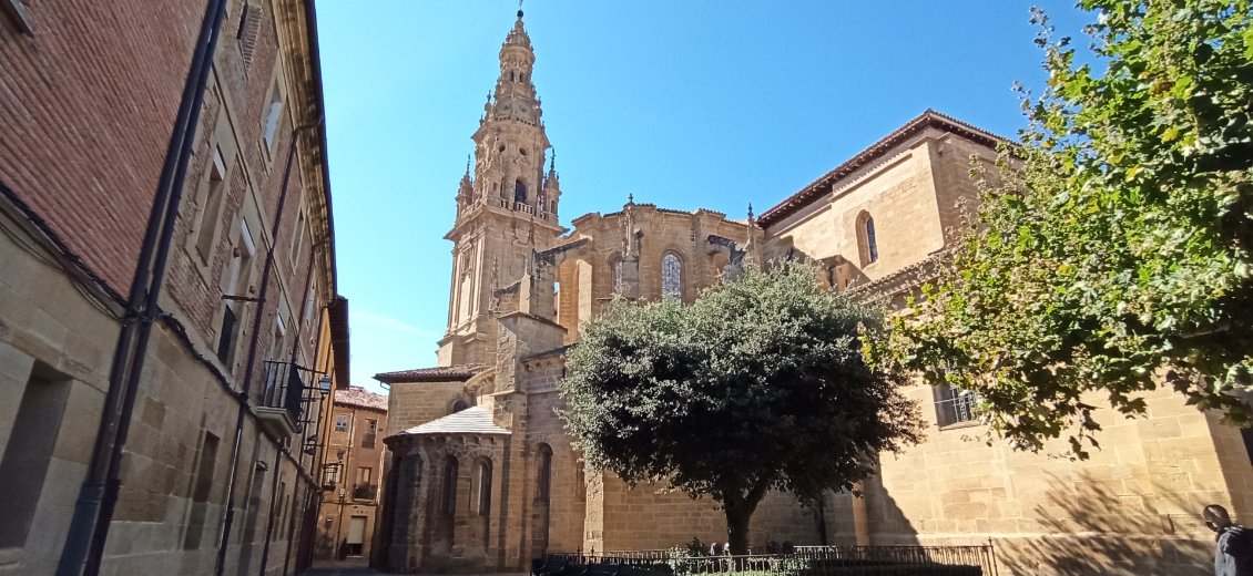 J5. Face à l'ancien hôpital, la cathédrale.