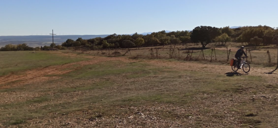J6. Pour finir je traverse un petit plateau herbeux avant de redescendre.