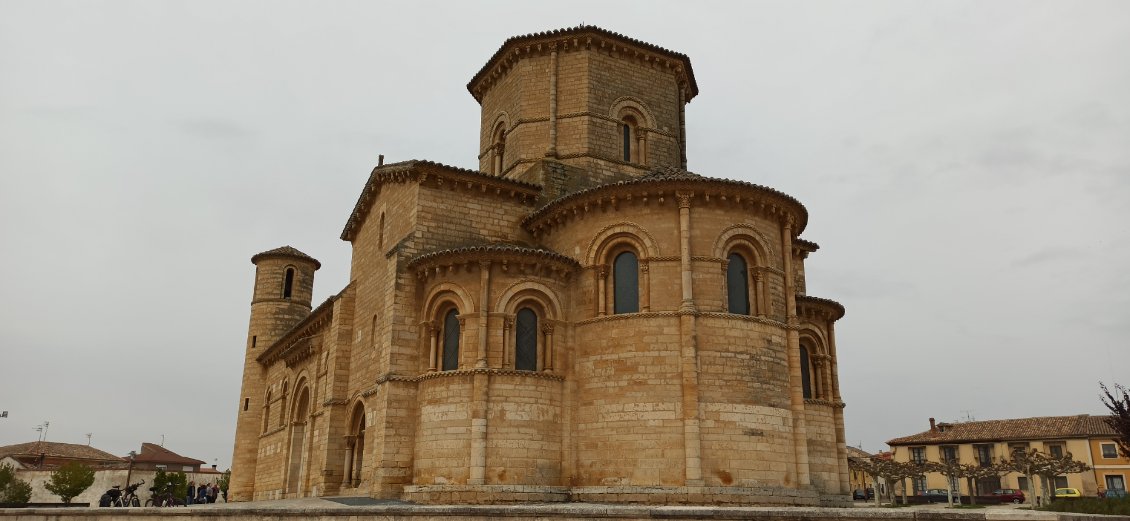 J8. Fromista. Eglise Saint-Martin de style roman, vestige d'un monastère bénédictin construit au XIe siècles.