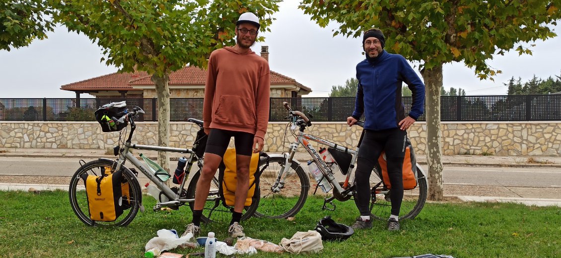 J8. Avec Mathias nous avons bien sympathisé, un des rares cyclistes croisé jusqu'à présent. Il voyage avec sa tente depuis la belgique et ce soir il dormira dans un lit pour la première fois depuis des semaines, car il a stoppé à la même auberge que moi histoire de prolonger notre discussion.